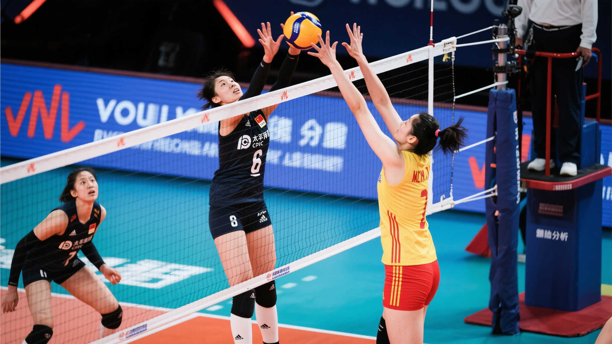 中国女排香港站不敌意大利,董禹含崭露头角展现巨大潜力 通过精细分析,可以发现她在这场比赛中几次成功拦网,